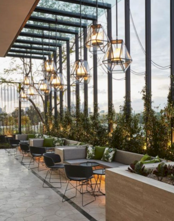 Ruang kafe yang terbuka dengan atap kaca